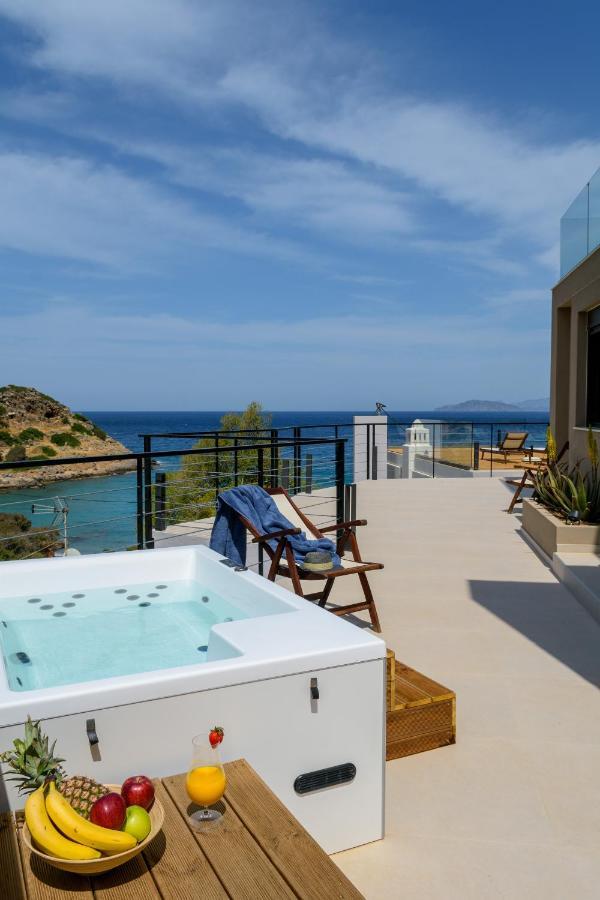 Villa Beachfront Phi φ *
