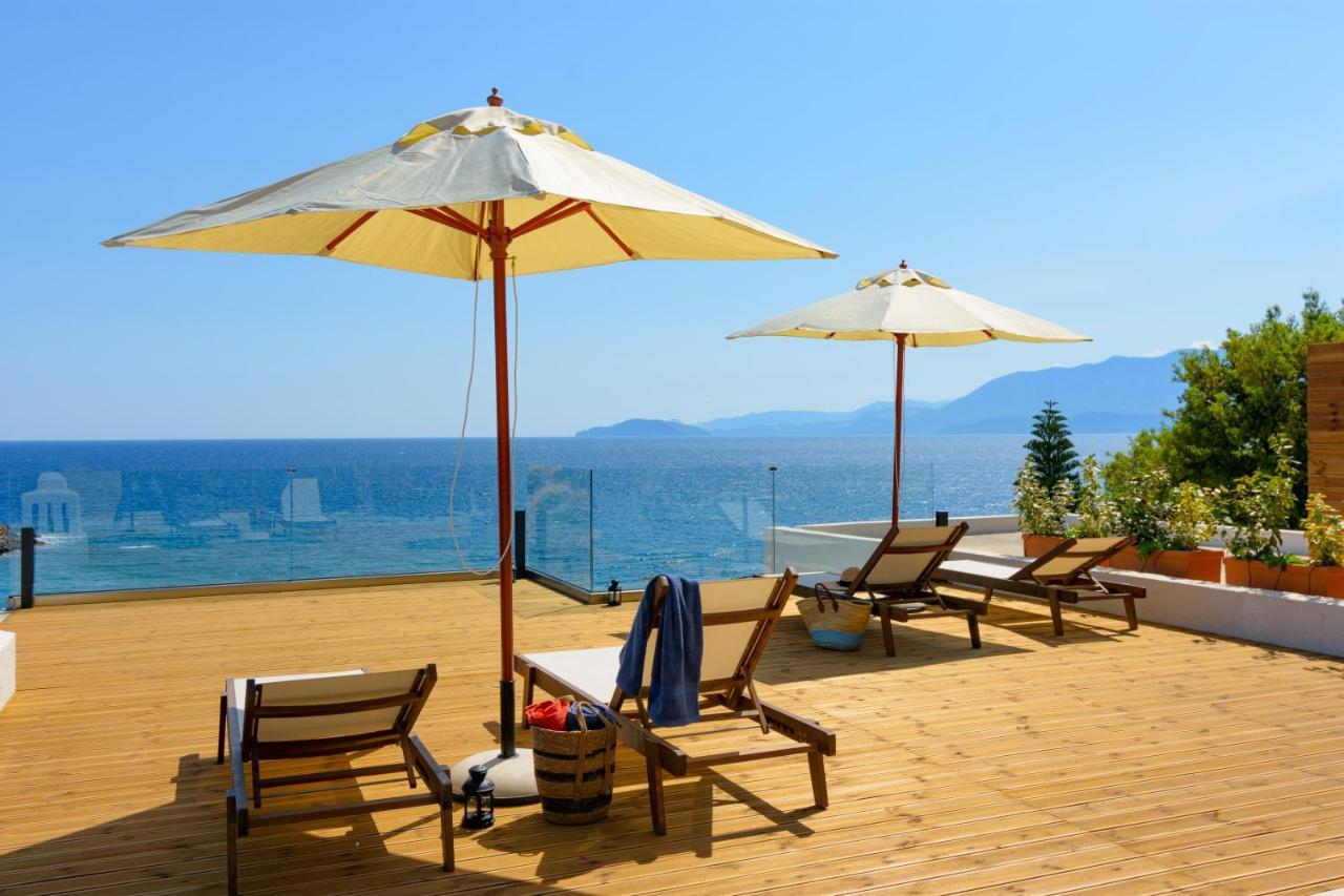 Beachfront Phi φ Villa *
